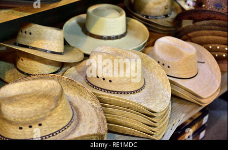 L'ouest américain 'bord large chapeau style cowboy' sur l'affichage pour la vente en boutique, Arizona Banque D'Images