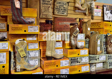 L'ouest américain 'cowboy' bottes de style sur l'affichage pour la vente en boutique, Arizona Banque D'Images