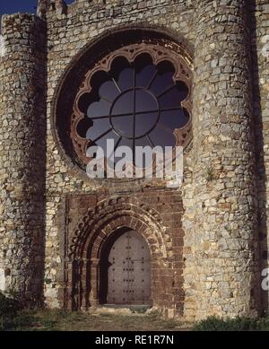 ENTRADA A LA IGLESIA. Emplacement : CASTILLO DE CALATRAVA LA NUEVA. ALDEA DEL REY. CIUDAD REAL. L'ESPAGNE. Banque D'Images