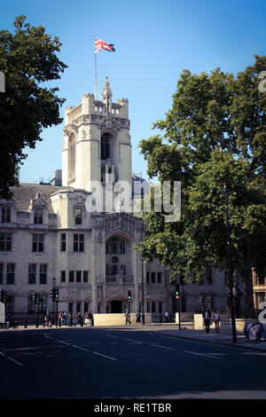 Les gens qui passent le Middlesex Guildhall à Parliament Square à Londres, qui abrite la Cour Suprême du Royaume-Uni Banque D'Images