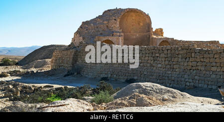 Ruines de l'église du nord du parc national shivta dans le désert du Néguev en Israël avec des oiseaux posés sur le dessus de l'abside et les murs Banque D'Images