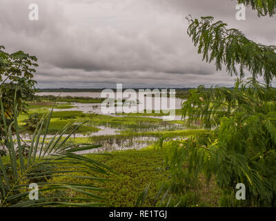 La vue d'une rivière Itaya en quartier pauvre d'Iquitos, Loreto, le Pérou. Amazon Banque D'Images