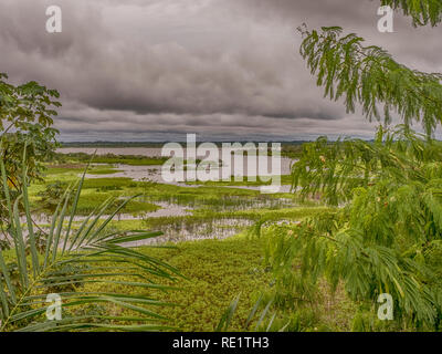 La vue d'une rivière Itaya en quartier pauvre d'Iquitos, Loreto, le Pérou. Amazon Banque D'Images