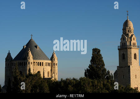 Vue sur le dôme et le clocher de l'église de l'abbaye bénédictine de la Dormition sur le mont Sion à Jérusalem, Israël Banque D'Images