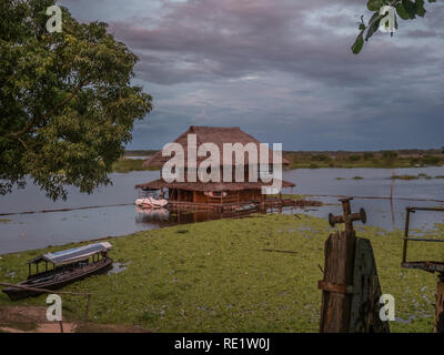 Iquitos, Pérou - Mars 29, 2018 : Avis d'une maison flottante et la rivière Itaya dans le centre de Iquitos, Loreto, le Pérou. Amazon Banque D'Images