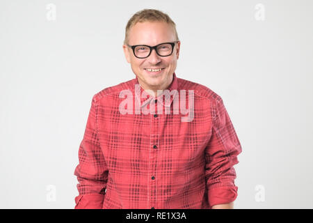 Portrait de guy portant chemise en jean, rire, isolé sur fond blanc. Banque D'Images