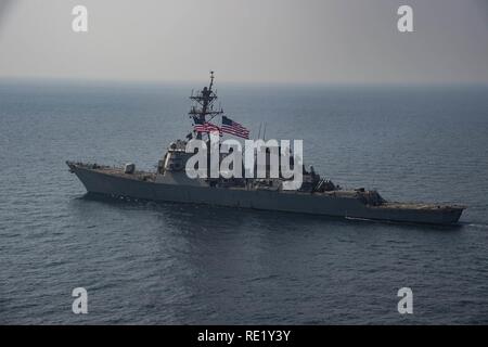 Le Golfe Arabique (nov. 17, 2016) Le destroyer USS-missiles Hopper (DDG 70) transits dans le golfe Arabe. Hopper soutient les opérations de sécurité maritime et les efforts de coopération en matière de sécurité dans le théâtre dans la 5e flotte américaine zone d'opérations. Banque D'Images