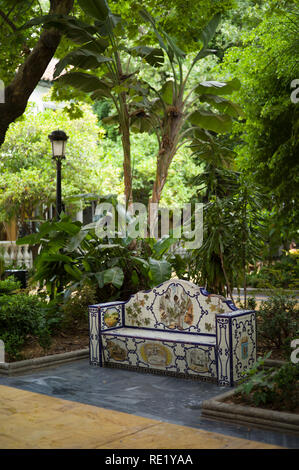 Banc en céramique dans le parc Alameda à Marbella, Andalousie, Espagne Banque D'Images