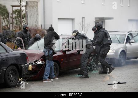 Des groupes de travail de la police, SEC, lors d'une répétition pratique, capturant 2 auteurs dans une voiture, Duesseldorf Banque D'Images