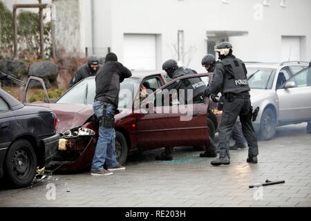 Des groupes de travail de la police, SEC, lors d'une répétition pratique, capturant 2 auteurs dans une voiture, Duesseldorf Banque D'Images