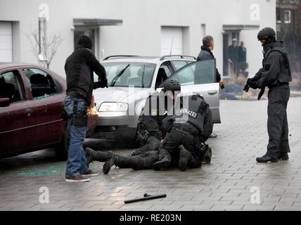 Des groupes de travail de la police, SEC, lors d'une répétition pratique, capturant 2 auteurs dans une voiture, Duesseldorf Banque D'Images