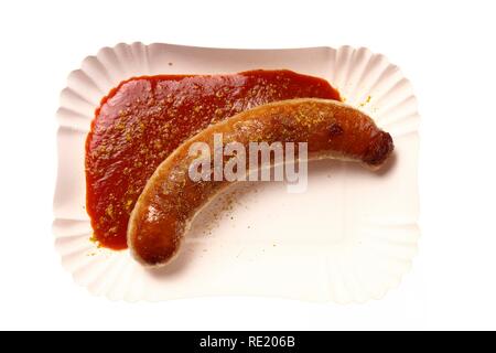 Currywurst avec curry sauce sur une assiette en carton, hot saucisse de porc Banque D'Images