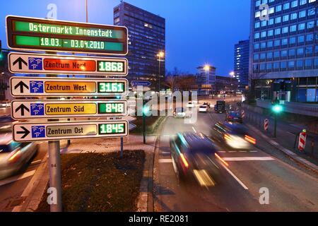 Car-Park Système de routage, tous les stationnements du centre-ville sont liés, des places de parking sont indiqués, Essen, Rhénanie du Nord-Westphalie Banque D'Images