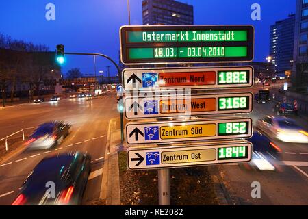 Car-Park Système de routage, tous les stationnements du centre-ville sont liés, des places de parking sont indiqués, Essen, Rhénanie du Nord-Westphalie Banque D'Images