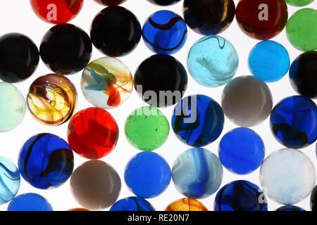 Billes de verre, de différentes couleurs et tailles Banque D'Images