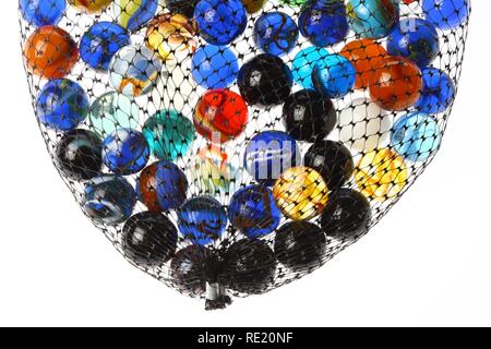 Billes de verre, de couleurs et de tailles différentes, dans un net Banque D'Images