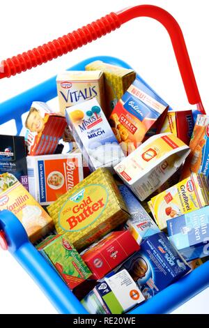 Toy panier rempli de mini packaging d'une boutique pour enfants Banque D'Images