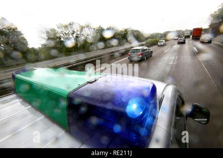 L'autoroute voiture de police en patrouille, l'autoroute A40, soi-disant Ruhrschnellweg, Gelsenkirchen, région de la Ruhr Banque D'Images