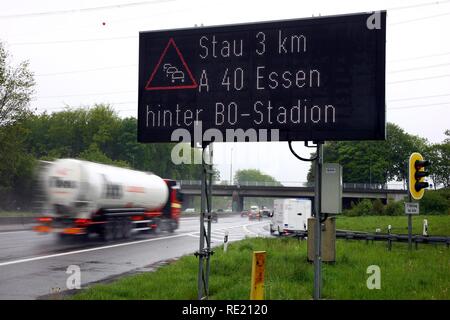 Embouteillage électronique panneau d'avertissement sur l'autoroute A40, soi-disant Ruhrschnellweg, Bochum, région de la Ruhr Banque D'Images