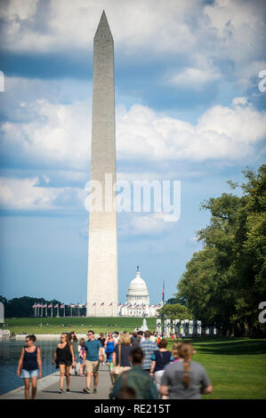 WASHINGTON, DC - 27 août 2018 : Les visiteurs se promener le long de la Mall sous l'imposant obélisque Washington Monument. Banque D'Images
