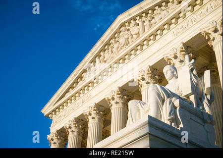 Après-midi panoramique vue de la façade de l'Édifice de la Cour suprême avec golden sunset lumière sur les colonnes corinthiennes classique Banque D'Images