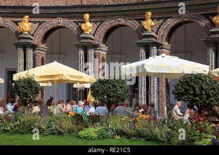 Cafe sur le nouveau Palais et le Temple du Soleil dans le Palais de l'Ermitage à Bayreuth, Haute-Franconie, Bavière Banque D'Images