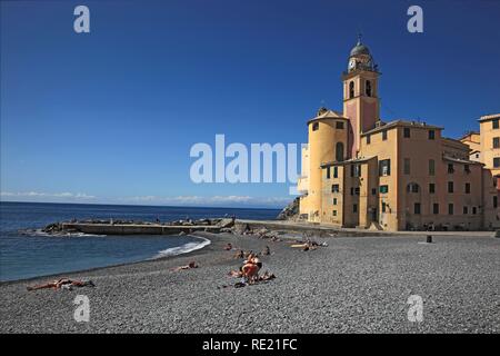 Camogli dans la province de Gênes, sur le Golfo Paradiso au Riviera di Levante, promenade de bord de plage et de l'église Santa Maria Assunta Banque D'Images