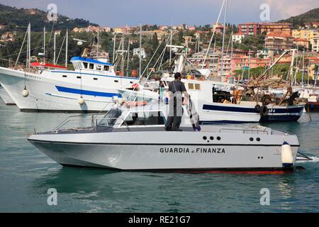 Patrouille de la Guardia di Finanza Finances garde dans la ville portuaire Lerici sur le côté est du Golfe de La Spezia, ligurie, italie Banque D'Images