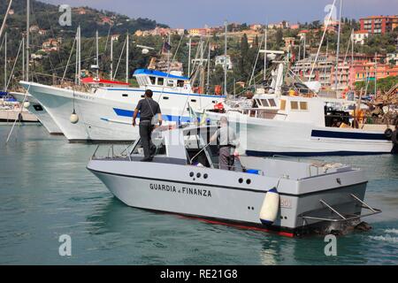 Patrouille de la Guardia di Finanza Finances garde dans la ville portuaire Lerici sur le côté est du Golfe de La Spezia, ligurie, italie Banque D'Images