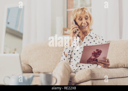 Mature femme parlant avec son ami Banque D'Images