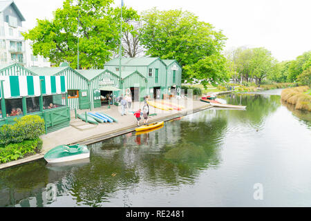 CHRISTCHURCH, Nouvelle-zélande - le 10 octobre 2018 ; Avon barque sur vert et blanc historique Antigua Voile cabanes le long du côté de la rivière disponible pour les gens de h Banque D'Images