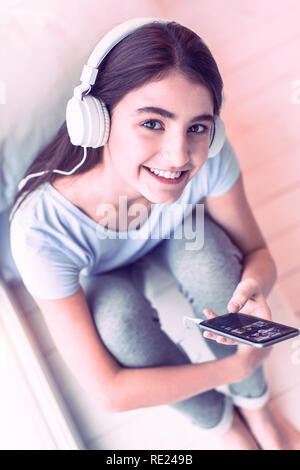 Nice girl in white headphones listening music Banque D'Images