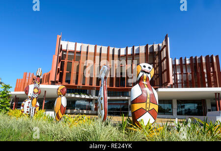 Sculptures colorées à l'extérieur du Centre des arts de la scène de Cairns, Cairns, Far North Queensland, Queensland, Australie, FNQ Banque D'Images