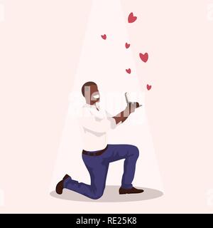 Homme à genoux tenant bague de fiançailles proposant l'épouser happy valentines day concept african american guy dans l'amour mariage offrent toute la longueur hommes télévision personnage Illustration de Vecteur