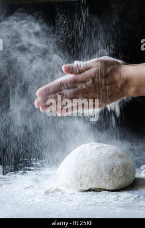 Faire de la pâte de farine par femae mains Banque D'Images