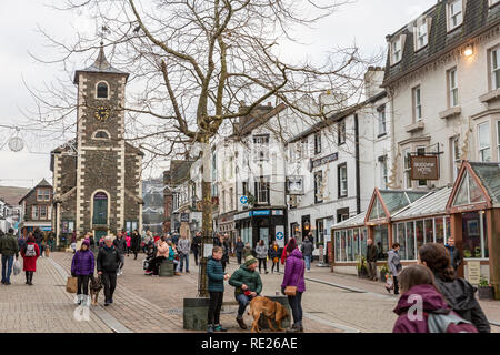 Keswick, une ville dans le district du lac avec le moot hall et place du marché, la salle a été construite à l'origine 16e siècle,Lake District, Cumbria Banque D'Images