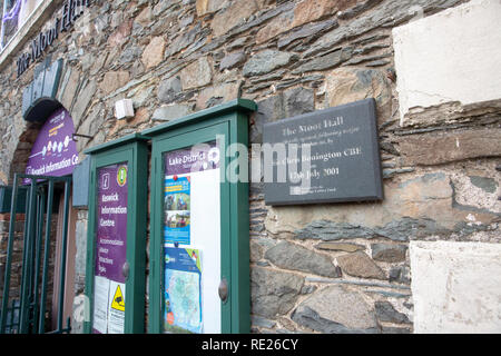 Moot Hall dans le centre-ville de Keswick, plaque d'ouverture officielle pour Moot Hall, ouvert par Sir Chris Bonington, Cumbria, Angleterre, Royaume-Uni Banque D'Images