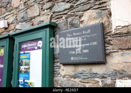 Moot Hall dans le centre-ville de Keswick, plaque d'ouverture officielle pour Moot Hall, ouvert par Sir Chris Bonington, Cumbria, Angleterre, Royaume-Uni Banque D'Images