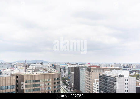 Concept d'affaires de l'Asie de l'immobilier et de la construction - paysage urbain urbain panoramique vue aérienne avec port de Hakata tower sous ciel bleu Banque D'Images