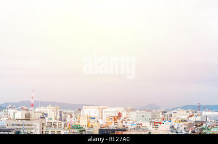 Concept d'affaires de l'Asie de l'immobilier et de la construction - paysage urbain urbain panoramique vue aérienne avec port de Hakata tower sous ciel bleu Banque D'Images