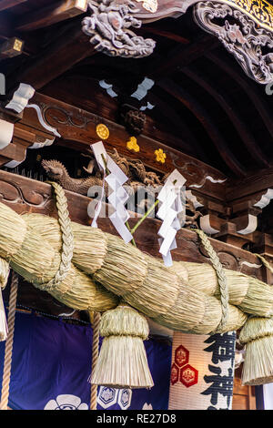 Concept de la culture de l'Asie - la belle décoration du toit et de l'art traditionnel de corde shimenawa kushida shrine à Fukuoka, Japon Banque D'Images