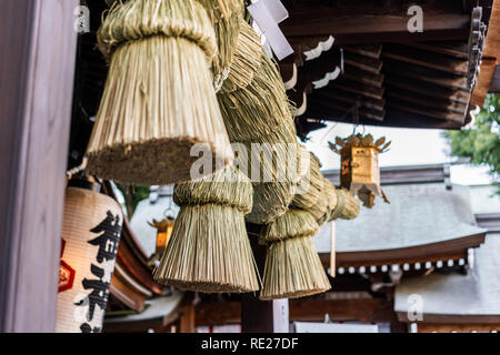 Concept de la culture de l'Asie - la belle décoration du toit et de l'art traditionnel de corde shimenawa kushida shrine à Fukuoka, Japon Banque D'Images