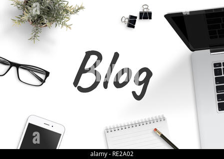 Texte Blog sur office 24 entouré avec le bloc-notes, ordinateur portable, téléphone intelligent, un crayon, des clips, des verres, des végétaux. Vue supérieure de la concept. Banque D'Images