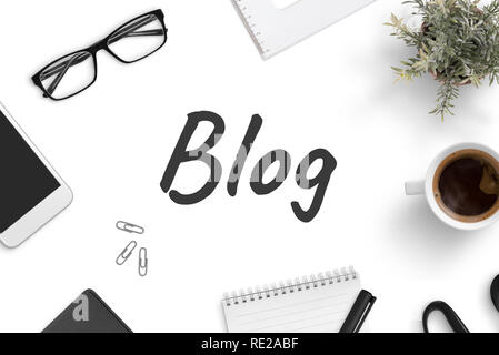 Concept de blogging le texte placé avec smart phone, café, plantes, bloc-notes, stylo. Banque D'Images