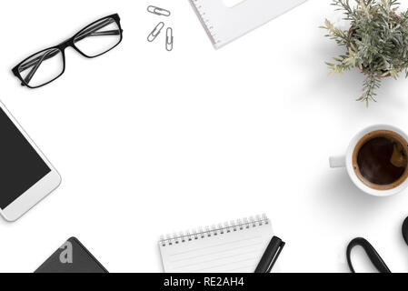 Office 24 avec accessoires. Mise à plat, vue du dessus la composition avec copie espace au milieu. Banque D'Images