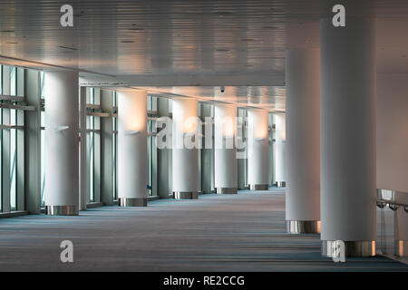 Piliers le long d'un couloir vide à l'intérieur du centre des congrès de Miami Beach moderne au Convention Center Drive à Miami Beach, Floride Banque D'Images
