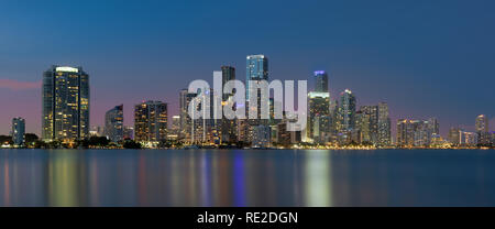 Panorama de la ville de Miami la nuit par dessous le pont William M. Powell (Rickenbacker Causeway) à Miami, Floride Banque D'Images