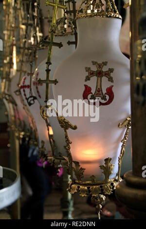 Plus de feux de la pierre de l'Onction dans l'église du Saint-Sépulcre à Jérusalem, Israël. L'endroit où le corps de Jésus est dit avoir été oint Banque D'Images