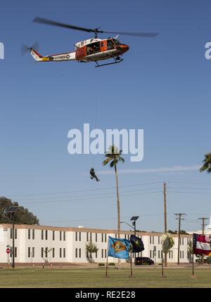 Un HH-1N "Huey" vole au-dessus de livrer un sabre de cérémonie à l'assemblée annuelle de l'gâteau symbolique au Marine Corps Air Station Yuma (Arizona), le 10 novembre 2016. La prestation de l'épée par la Marine américaine pour un Corpsman maritime des États-Unis signifie le lien entre la Marine et le Marine Corps. Banque D'Images