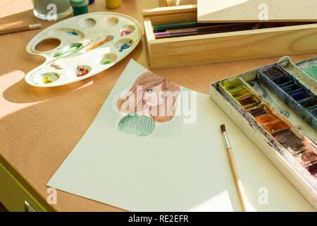 Dessin à l'aquarelle - manga, sur une table avec un pinceau aquarelle. Banque D'Images